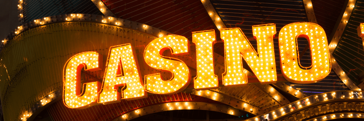 499bt Aviator backdrop with a dramatic sky-themed crash-game scene